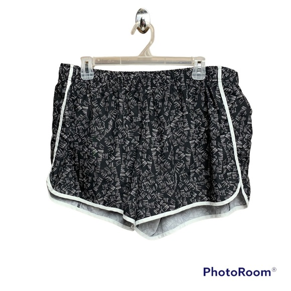 Xersion black/white semi fit shorts size XL.  Does have a bikini liner - Picture 1 of 8
